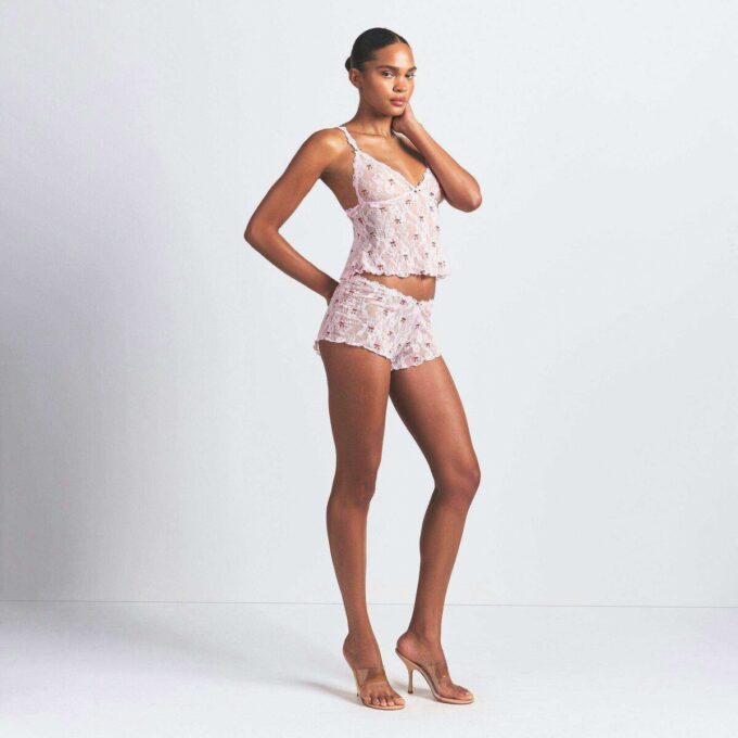 SÆT MED TREKANTET CAMI OG SHORTS I STRETCHBLONDE