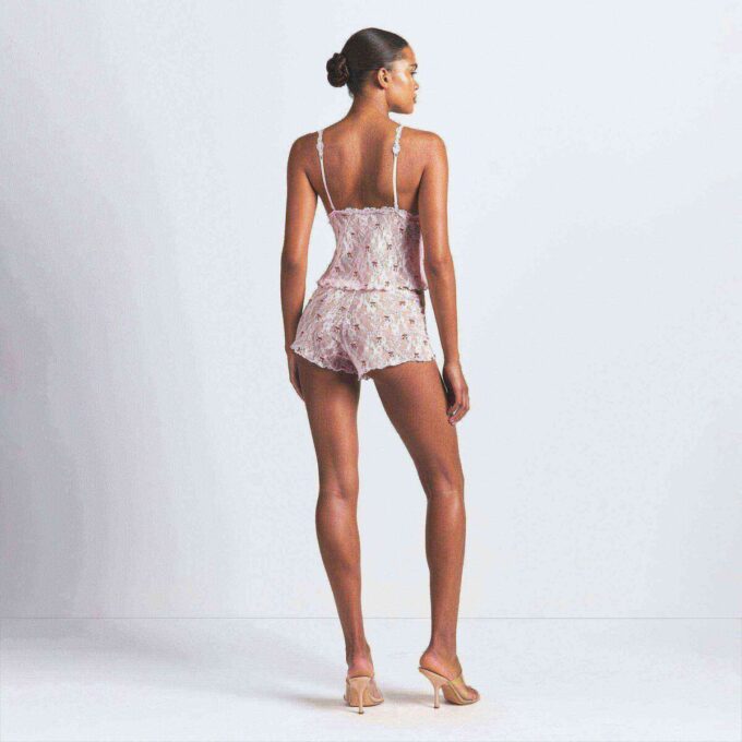 SÆT MED TREKANTET CAMI OG SHORTS I STRETCHBLONDE