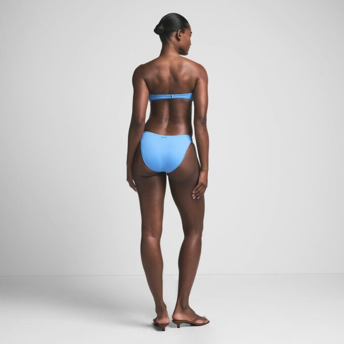 SIGNATURE STRØPLØS BIKINI TOP MED BØGLE