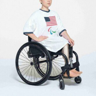 SKIMS TIL TEAM USA MINIKJOLE T-SHIRT I RIBBOMULD MED PARALYMPISKE SPIL