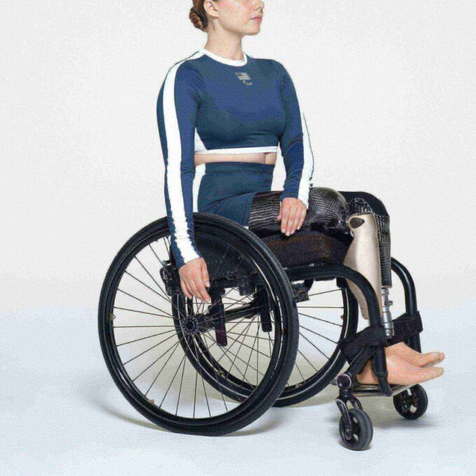 SKIMS TIL TEAM USA SIGNATURE SVØMNING PARALYMPISK LANGERMET CROPPET T-SHIRT