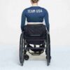 SKIMS TIL TEAM USA SIGNATURE SVØMNING PARALYMPISK LANGERMET CROPPET T-SHIRT