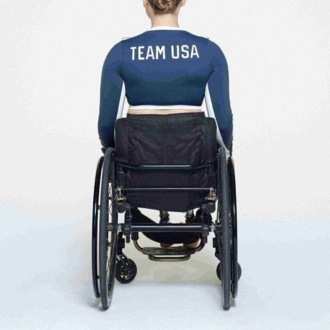 SKIMS TIL TEAM USA SIGNATURE SVØMNING PARALYMPISK LANGERMET CROPPET T-SHIRT