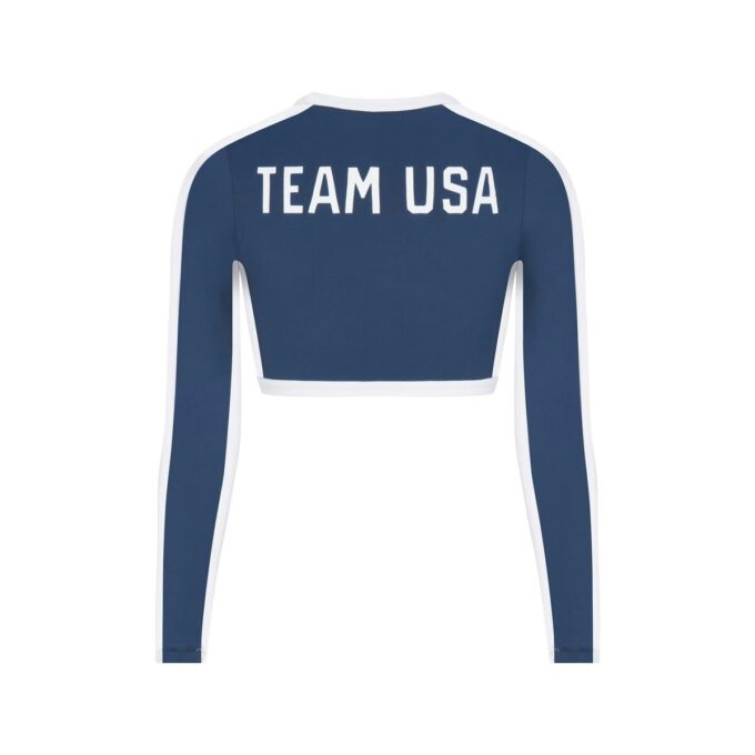 SKIMS TIL TEAM USA SIGNATURE SVØMNING PARALYMPISK LANGERMET CROPPET T-SHIRT