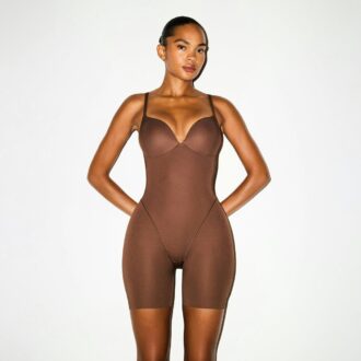 SKIMS ULTIMATE BODY BUTT OG HOFTEFORSTYRENDE MIDDELLÅR-BODYSUIT
