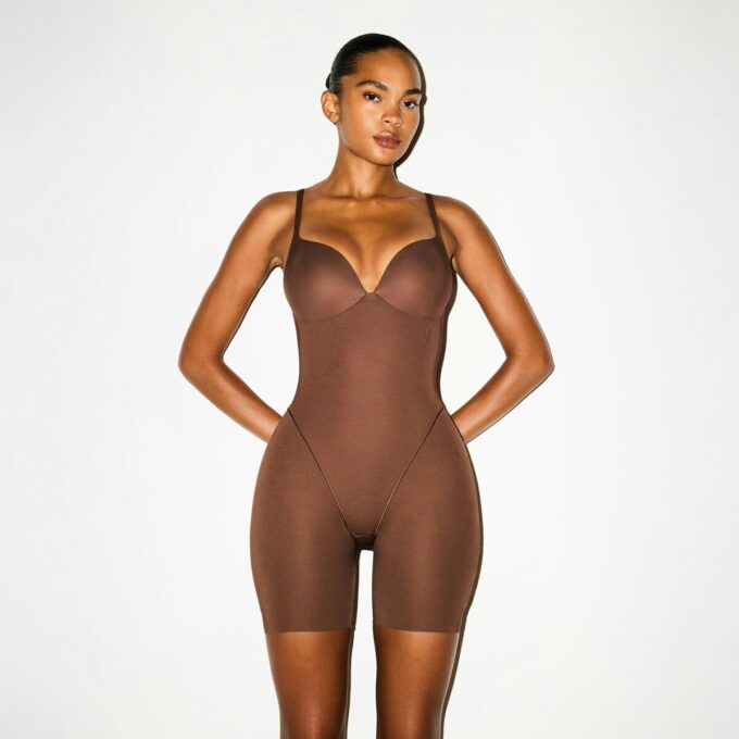 SKIMS ULTIMATE BODY BUTT OG HOFTEFORSTYRENDE MIDDELLÅR-BODYSUIT