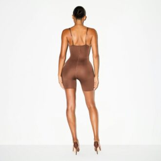SKIMS ULTIMATE BODY BUTT OG HOFTEFORSTYRENDE MIDDELLÅR-BODYSUIT