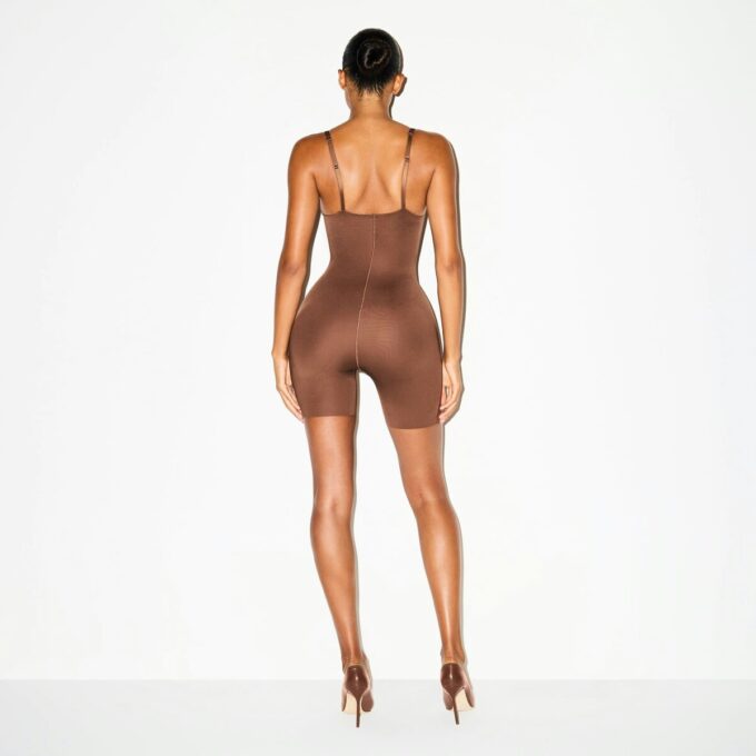 SKIMS ULTIMATE BODY BUTT OG HOFTEFORSTYRENDE MIDDELLÅR-BODYSUIT