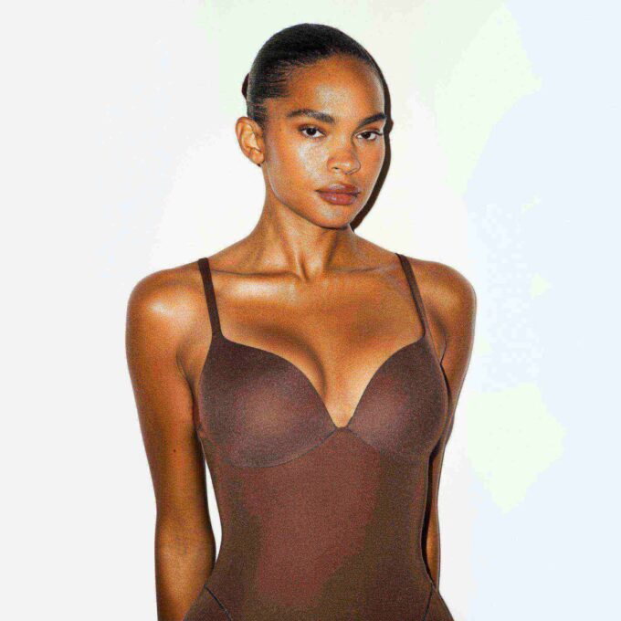 SKIMS ULTIMATE BODY BUTT OG HOFTEFORSTYRENDE MIDDELLÅR-BODYSUIT