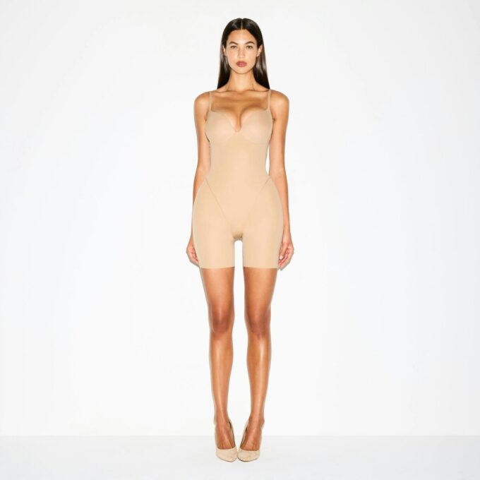 SKIMS ULTIMATE BODY BUTT OG HOFTEFORSTYRENDE MIDDELLÅR-BODYSUIT