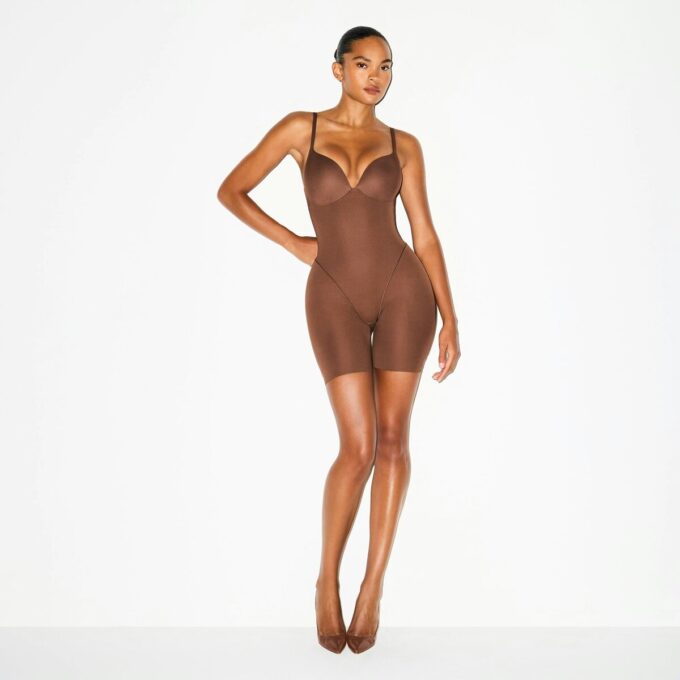 SKIMS ULTIMATE BODY BUTT OG HOFTEFORSTYRENDE MIDDELLÅR-BODYSUIT