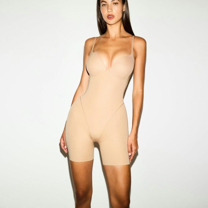 SKIMS ULTIMATE BODY BUTT OG HOFTEFORSTYRENDE MIDDELLÅR-BODYSUIT