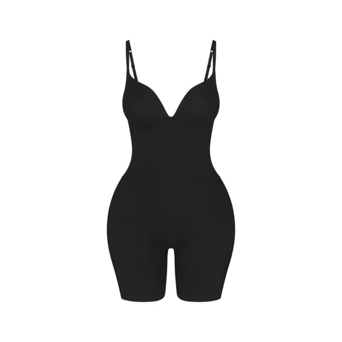 SKIMS ULTIMATE BODY BUTT OG HOFTEFORSTYRENDE MIDDELLÅR-BODYSUIT
