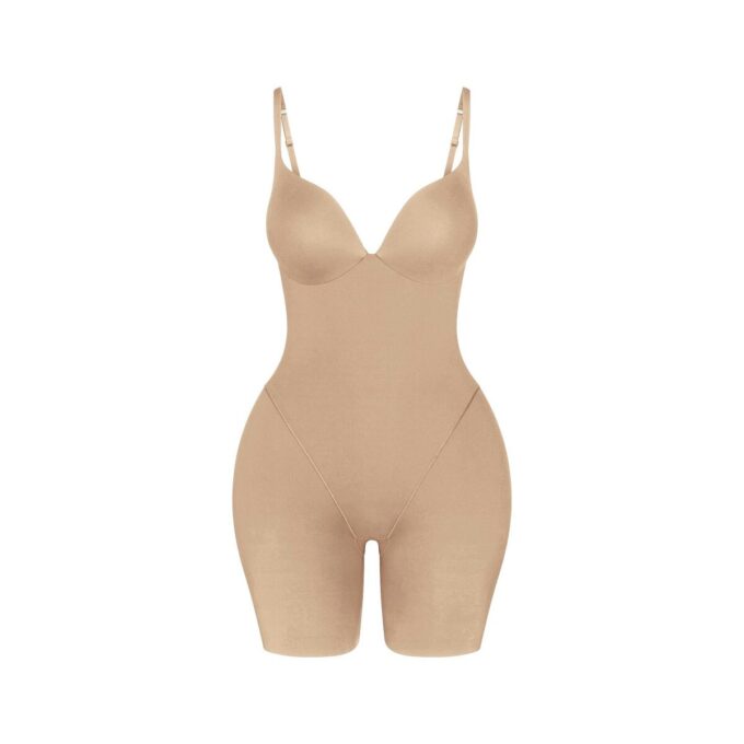 SKIMS ULTIMATE BODY BUTT OG HOFTEFORSTYRENDE MIDDELLÅR-BODYSUIT
