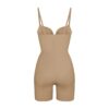 SKIMS ULTIMATE BODY PUSH-UP BUTT ENHANCING VATTERT BODYSUIT TIL MIDTEN AF LÅRET