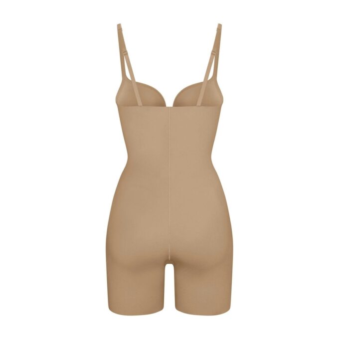 SKIMS ULTIMATE BODY PUSH-UP BUTT ENHANCING VATTERT BODYSUIT TIL MIDTEN AF LÅRET