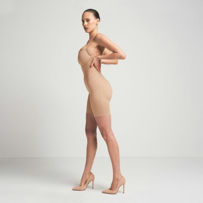 SKIMS ULTIMATE BODY PUSH-UP BUTT ENHANCING VATTERT BODYSUIT TIL MIDTEN AF LÅRET