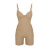 SKIMS ULTIMATE BODY PUSH-UP BUTT ENHANCING VATTERT BODYSUIT TIL MIDTEN AF LÅRET