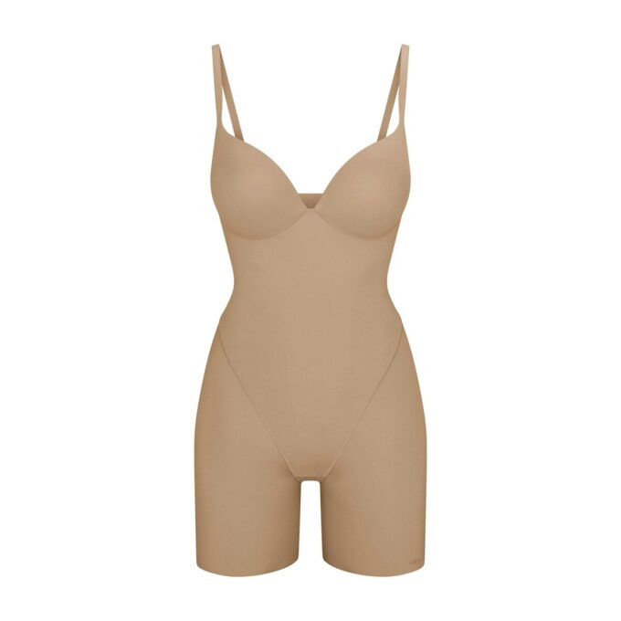 SKIMS ULTIMATE BODY PUSH-UP BUTT ENHANCING VATTERT BODYSUIT TIL MIDTEN AF LÅRET