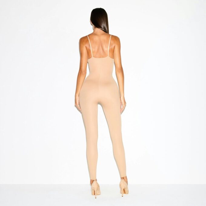 SKIMS ULTIMATIV BODY BUTT OG HOFTEFORSTYRENDE CATSUIT