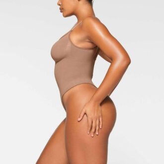SØMLØS SKULPTET THONG-BODY