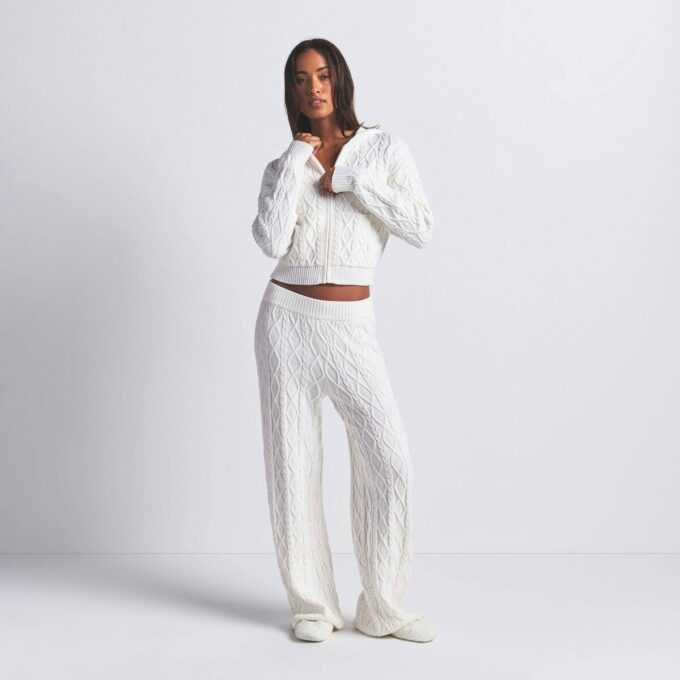 STRIKKET SWEATER MED KRYMPEDE LYNLÅS-HÆTTETRÆTTE