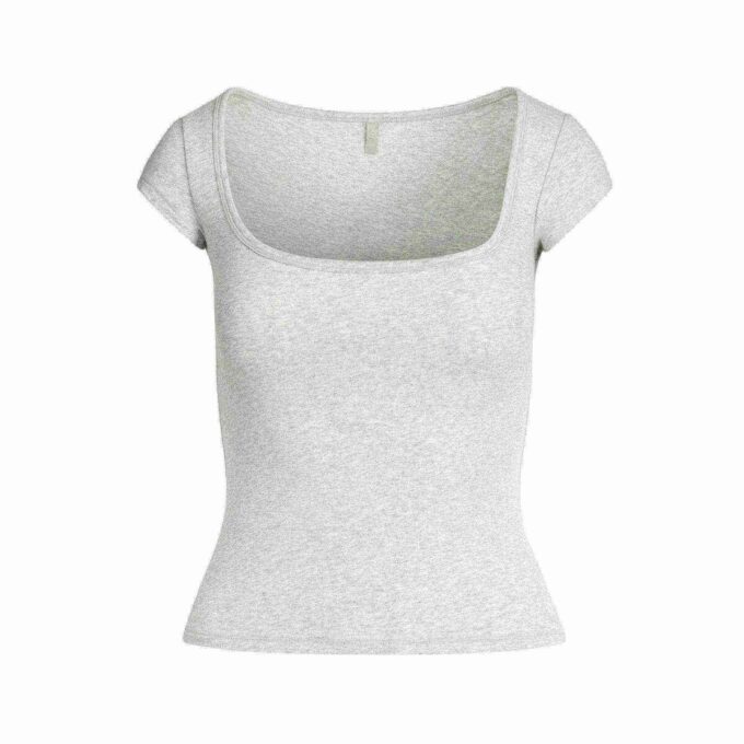 T-SHIRT I BOMULDSRØD MED KULOMHALDSUDSKRUNING