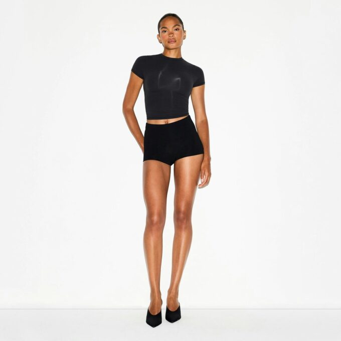 THE ESSENTIAL COLLECTION HØJTALJEDE HOTTESHORT