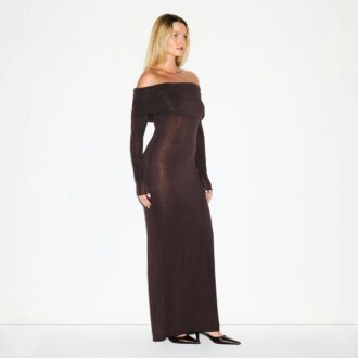 TRANSPARENT MODAL OFF-THE-SHOULDER LANG KJOLE