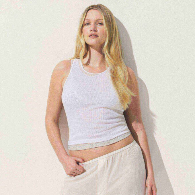 TRANSPARENT RIBBEDE TANK MED CREWNECK-HALS
