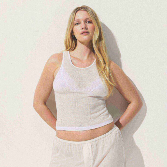 TRANSPARENT RIBBEDE TANK MED CREWNECK-HALS