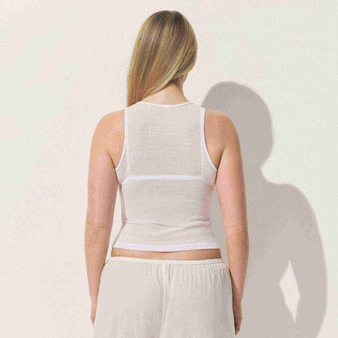 TRANSPARENT RIBBEDE TANK MED CREWNECK-HALS